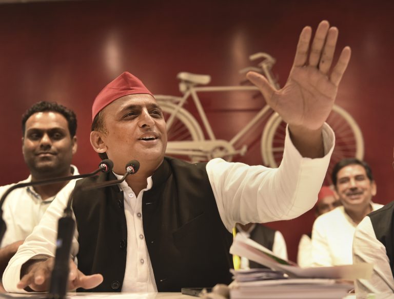 SP सुप्रीमो अखिलेश यादव ने पूर्वांचल एक्सप्रेस वे के निर्माण पर उठाए सवाल, बोले-सुरक्षा मानकों से हुआ है ‘खेल’