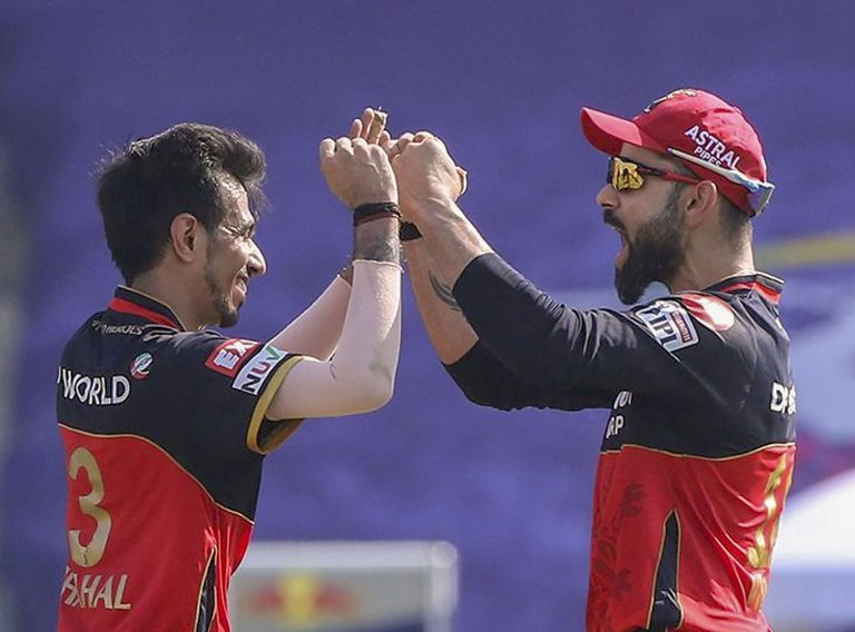 IPL 2020, RCB vs DC Latest Update  : कोहली ने तोड़ा ICC का रूल, गेंद पर लगायी लार, रिएक्शन पर सचिन का मजेदार ट्वीट, देखें VIDEO