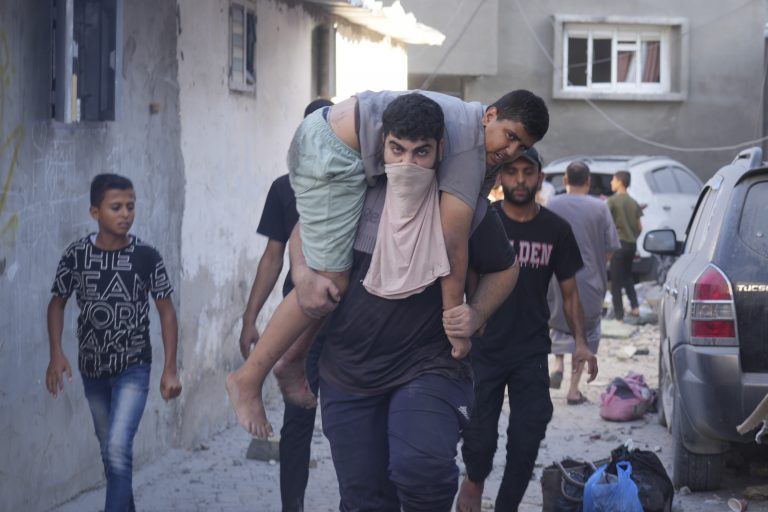 Israel Hamas War : रिहा किए गए फिलिस्तीनी कैदियों को लेकर वेस्ट बैंक पहुंची बस, लगे ‘अल्लाह हू अकबर’ के नारे