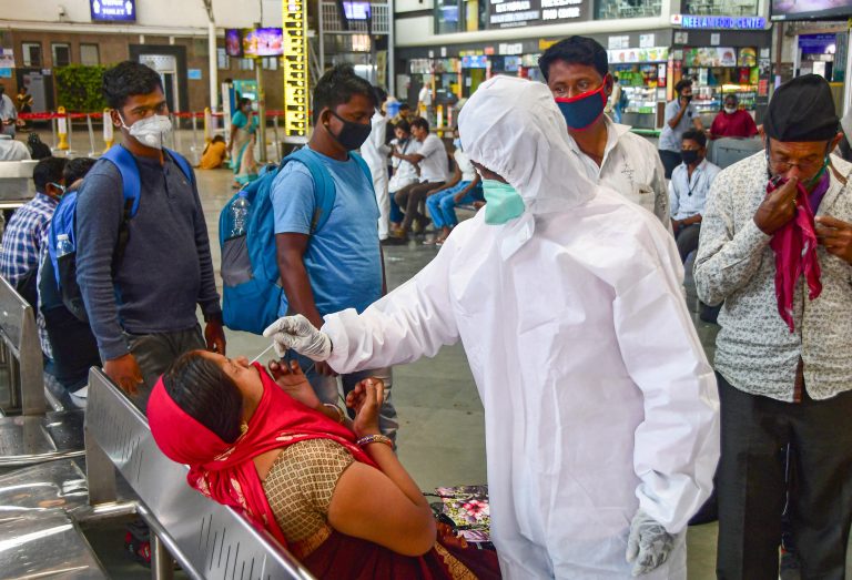 Maharashtra Coronavirus Cases : महाराष्ट्र में कोरोना का कहर, एक दिन में 15 हजार से अधिक मामले, यहां लगा लॉकडाउन Maharashtra Coronavirus Cases : महाराष्ट्र में कोरोना का कहर, एक दिन में 15 हजार से अधिक मामले, यहां लगा लॉकडाउन