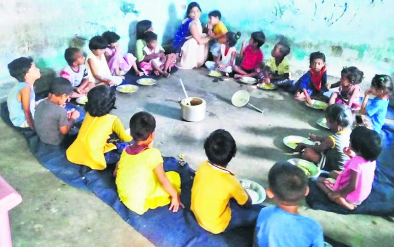 रामगढ़ के गिद्दी में किराये के मकानों में चल रहे हैं 19 आंगनबाड़ी केंद्र रामगढ़ के गिद्दी में किराये के मकानों में चल रहे हैं 19 आंगनबाड़ी केंद्र