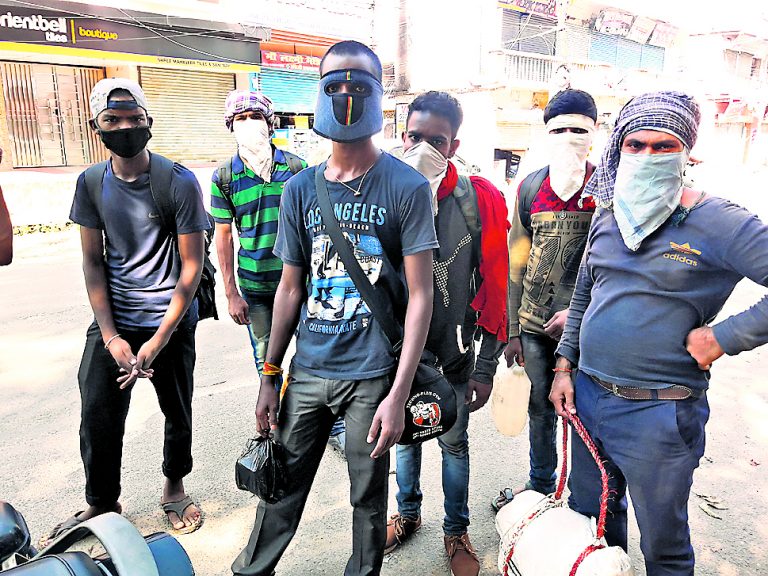 Lockdown 3: गुजरात से झारखंड लौटने के लिए 2.24 लाख रु. दिए, 100 किमी पैदल भी चले मजदूर