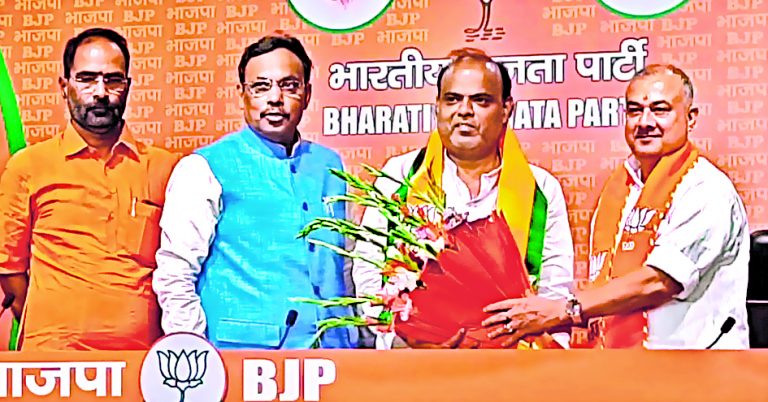 PHOTOS: जदयू के पूर्व नेता प्रमोद सिंह चंद्रवंशी ने थामा भाजपा का हाथ, विनोद तावड़े ने ग्रहण करायी सदस्यता