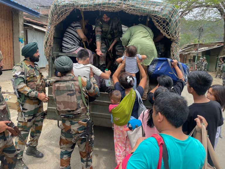 मणिपुर के इस गांव में कहां से पहुंचा भारी मात्रा में विस्फोटक ? अंधेरे में पहुंची सेना और…