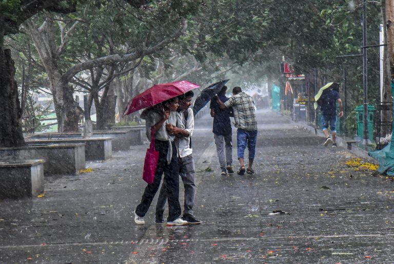 Weather Forecast: दिल्ली में बदला मौसम का मिजाज, जानें यूपी-बिहार सहित अन्य राज्य का हाल