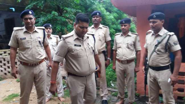 स्कूल जा रही छात्रा के साथ छेड़खानी, विरोध करने पर दबंगो ने घर में घुस कर पिता और चाचा को लाठी-डंडे से पीटा