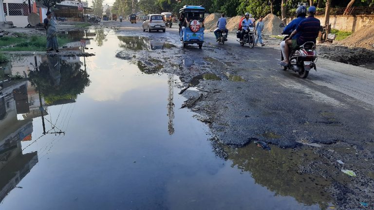मुजफ्फरपुर कैसे बनेगा स्मार्ट, सड़क पर गड्ढा ऐसा की बस घुस जाये, घेराबंदी के लिये एक रस्सी तक नहीं