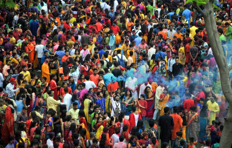 शांति निकेतन में धूम-धाम से मनाया गया बसंतोत्सव, बंगाल पर चढ़ा होली का खुमार