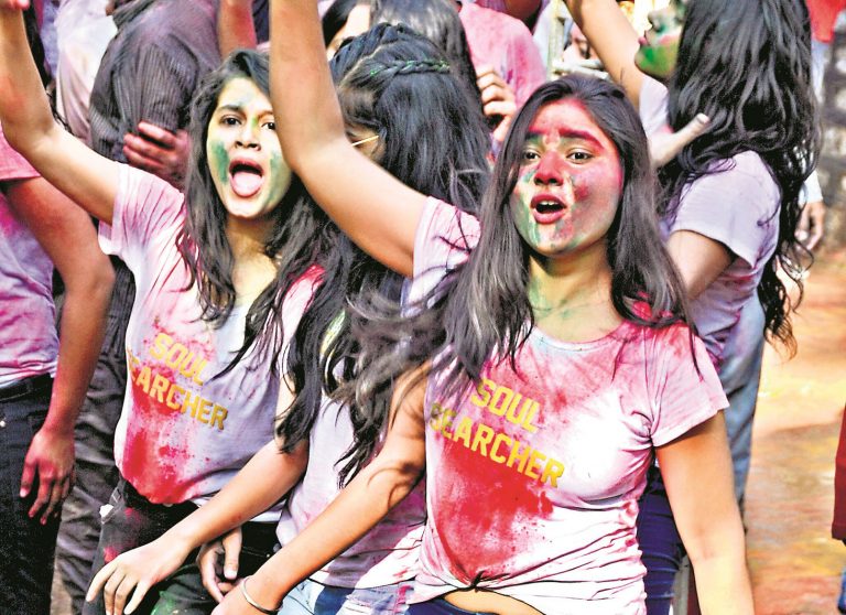 त्वचा, एलर्जी, एक्ज‍िमा व बालों से जुड़ी समस्या वालें रहें सावधान, होली में इन बातों का रखें ख्याल