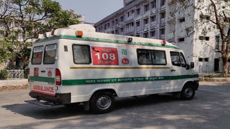 धनबाद SNMMCH में तीन घंटे तक नहीं पहुंची एंबुलेंस, बुजुर्ग मरीज ने तोड़ा दम
