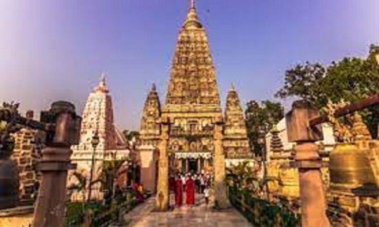 Bihar News: इटली और जर्मनी के लाइटों से सजाया गया महाबोधि मंदिर परिसर, थाइलैंड के तकनीशियन देंगे अंतिम रूप