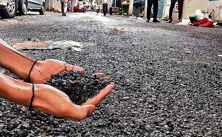 करोड़ों खर्च, नतीजा सिफर : सात दिन में ही उखड़ने लगी सड़क