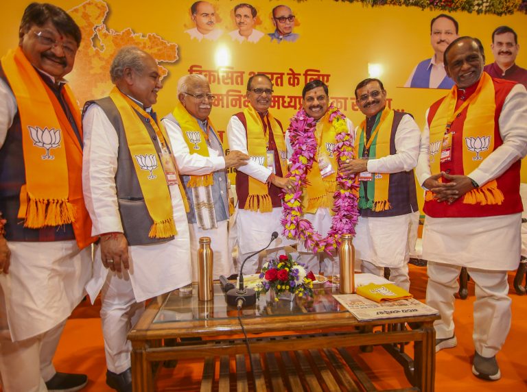 एमपी में शिव’राज’ खत्म, आयो मोहन…