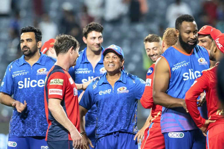 IPL 2022: मुंबई इंडियंस के डेवाल्ड ब्रेविस ने जड़े चार छक्के, रोहित-सचिन ने मैदान में आकर दी बधाई, VIDEO