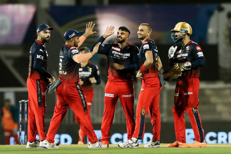 IPL 2022: सचिन तेंदुलकर ने की आरसीबी के स्टार गेंदबाज की तारीफ, कहा – डेथ ओवरों में भारत का लीडिंग बॉलर