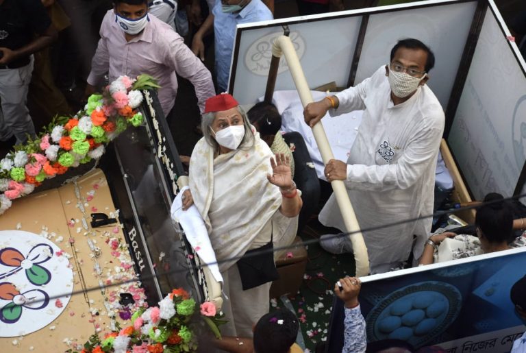 विधानसभा चुनाव 2021 : टालीगंज में जया बच्चन ने किया रोड शो, टीएमसी कैंडिडेट अरूप विश्वास भी रहे मौजूद