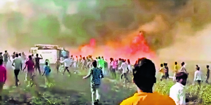 Bihar News: कैमूर में सैकड़ों बीघे गेहूं की फसल जलकर राख, आगलगी की रिपोर्ट जल्द सौंपने का निर्देश