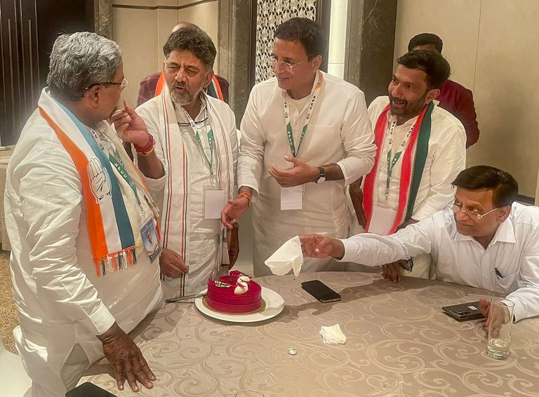 Karnataka: बढ़ी कांग्रेस की टेंशन! सिद्धारमैया ने कहा पहले मुझे दो साल के लिए सीएम बनाया जाए