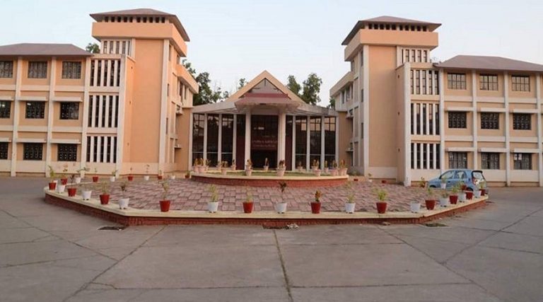 वीसी ने कार्यकाल बढ़ाया, केंद्र की चेतावनी पर पद छोड़ा