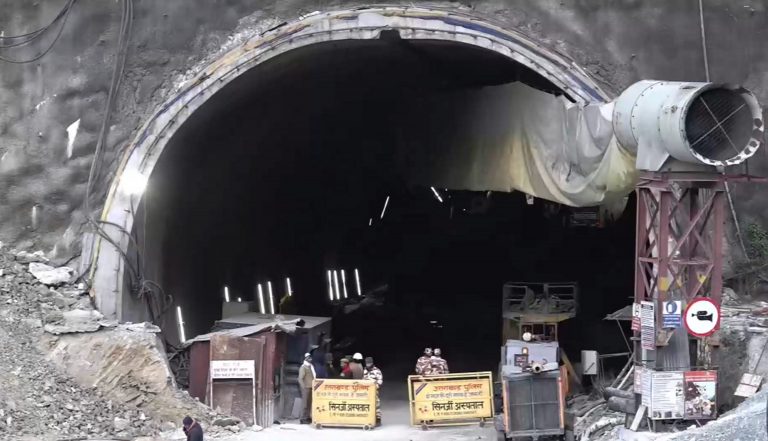 Uttarkashi Tunnel Rescue: जिंदगी की जंग..! फंसे मजदूरों की संख्या बढ़कर हुई 41, 
ऑगर मशीन से रेस्क्यू जारी