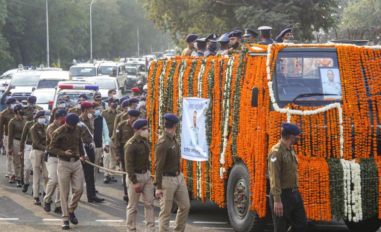 शहीद वरुण सिंह का पार्थिव शरीर जैसे ही भोपाल पहुंचा लगने लगे नारे ‘भारत माता की जय’, आज अंतिम संस्कार