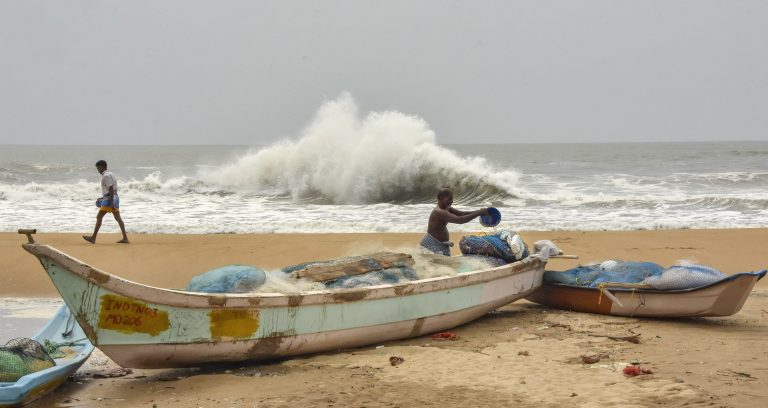 Cyclone Nivar ने लिया विकराल रूप, कठिनतम परिस्थितियों के लिए तैयार NDRF की टीम