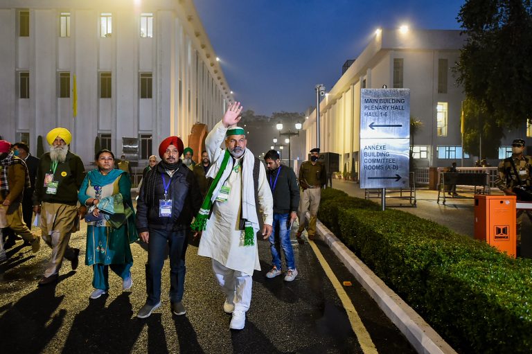 Farm Laws Repealed: ‘शहद से भी मीठा बोल रहे हैं पीएम मोदी’, किसानों की बैठक से पहले राकेश टिकैत ने कही ये बात
