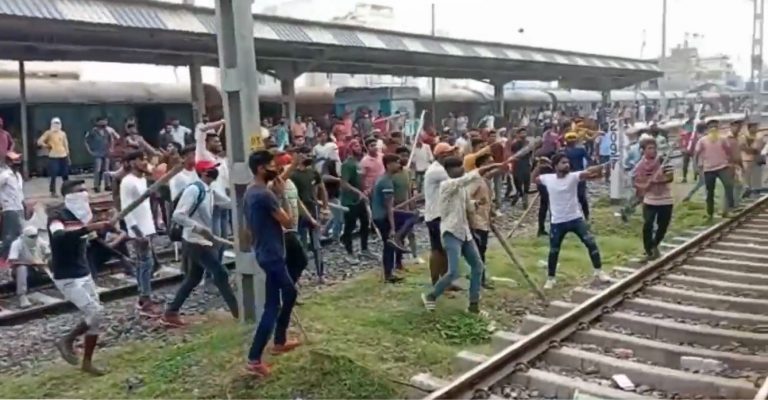 Agneepath Protest: उपद्रवियों के कब्जे में 
घंटों रहा बेतिया, अघोषित कर्फ्यू, 20 तक निषेधाज्ञा लागू