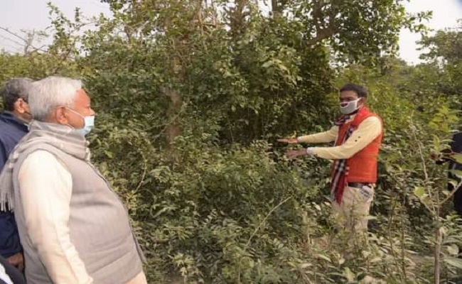 गुवारीडीह में पौराणिक वस्तुओं को देखकर रुक नहीं पाये सीएम नीतीश, चल पड़े खेतों की ओर, जानें क्या कहा…