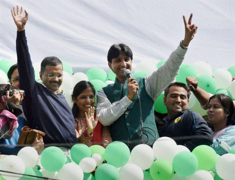 केजरीवाल को हुआ बुखार, कौशांबी स्थ‍ित आवास गये