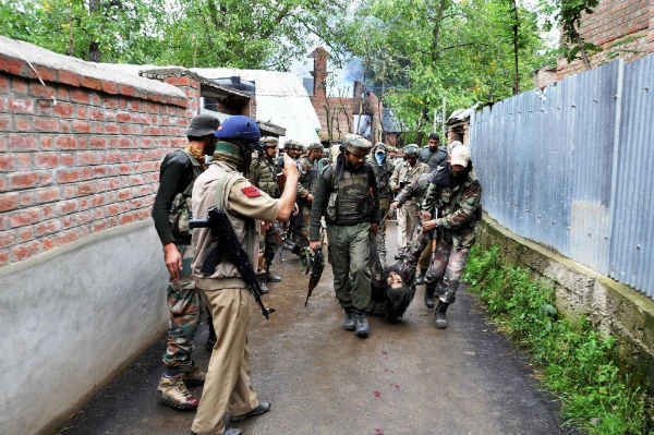 जम्‍मू-कश्‍मीर के पुलवामा में पुलिस टीम पर आतंकी हमला, मारा गया लश्कर का एक आतंकी