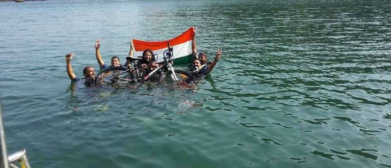 पर्यावरण व स्वास्थ्य का संदेश देने के लिए चलाई समुद्र में साइकिल