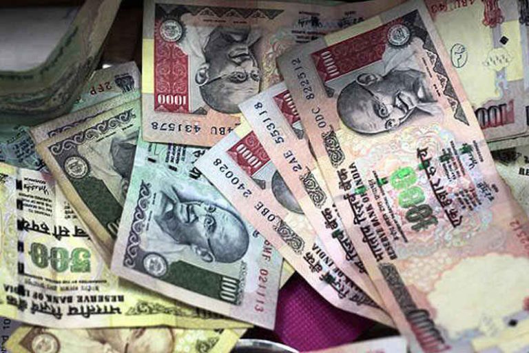 रुपया ढाई महीने के न्यूनतम स्तर पर, डाॅलर के मुकाबले 18 पैसे टूटा