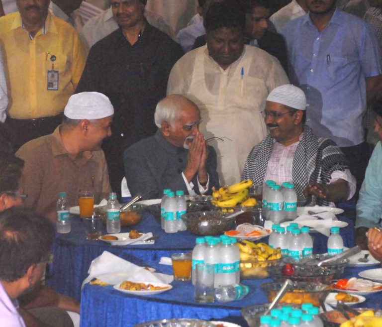 केजरीवाल के इफ्तार पार्टी में साफ दिखी केंद्र और दिल्ली सरकार की ”जंग”