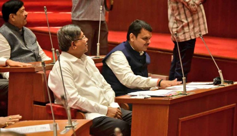 नाराज पंकजा को सीएम फडणवीस ने कहा- जल सम्मेलन में लें भाग