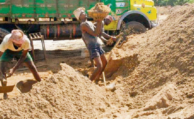 घर बनाने में लोगों के छूट रहे पसीने, बालू व छड़ सहित सभी गृह निर्माण सामग्री हुई महंगी, जानें कारण