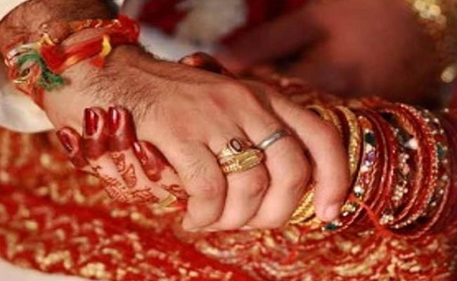 35 साल की महिला तीन बच्चे की मां ने 20 साल के युवक से रचायी शादी, एक वर्ष से दोनों के बीच  चल रहा था प्रेम प्रसंग