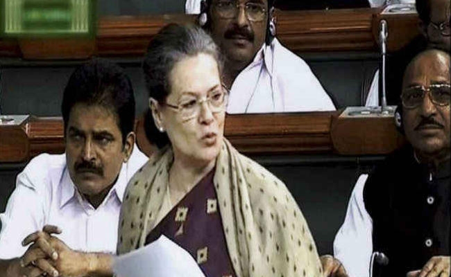 …और जब नितिन गडकरी के काम की तारीफ पर सोनिया गांधी ने भी थपथपाई मेज