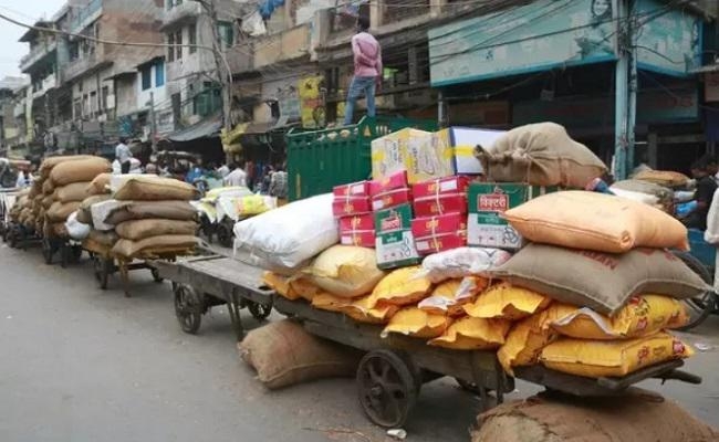 आलू को लगे महंगाई के पर :  किसानों से 10 में खरीदा, बेच रहे 40 में