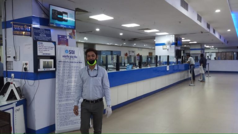 कोरोना से जंग लड़ते बैंकर