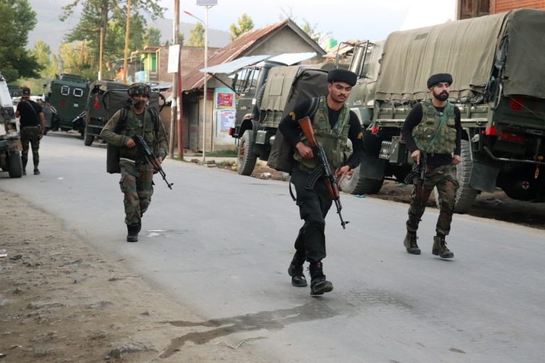 Jammu Kashmir Encounter: शोपियां मुठभेड़ में 2 आतंकवादी ढेर, हथियार और गोला-बारूद बरामद, सर्च ऑपरेशन जारी