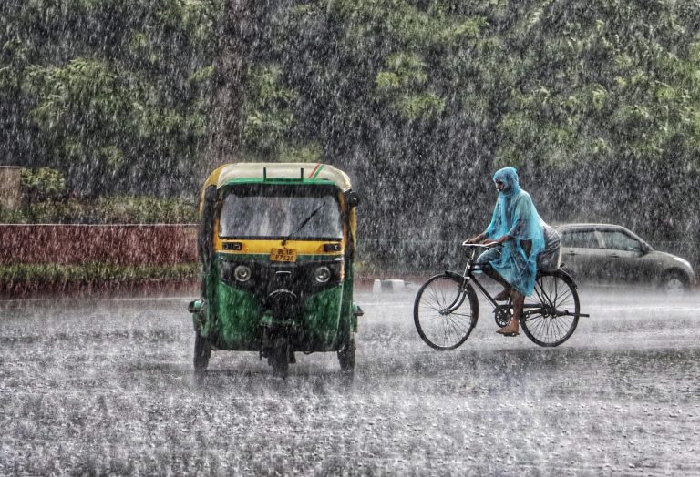 Weather News: पहाड़ों पर होगी बर्फबारी, गुजरात में बेमौसम बारिश के दौरान बिजली गिरने से 20 लोगों की मौत