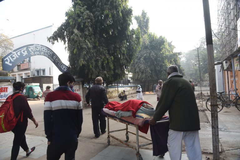 पटना के PMCH में अपने साथियों की ड्यूटी लगा कर खुद गायब थे दो डॉक्टर, नोटिस जारी