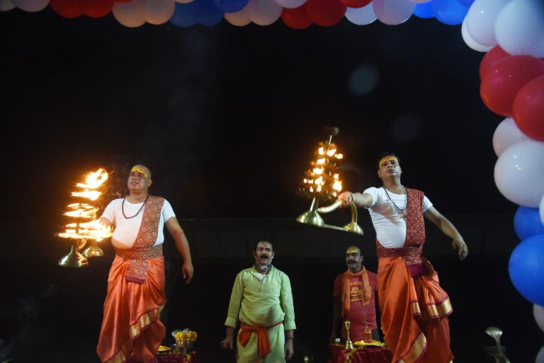 झमाझम बारिश के बीच 17 महीने बाद पटना में शुरू हुई गंगा आरती, नहीं पहुंचे पर्यटन मंत्री झमाझम बारिश के बीच 17 महीने बाद पटना में शुरू हुई गंगा आरती, नहीं पहुंचे पर्यटन मंत्री
