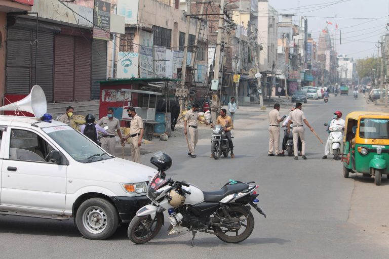 CoronavirusLockdown : केंद्र सरकार ने राज्यों से कहा, जहां जरूरत हो लगा दें कर्फ्यू