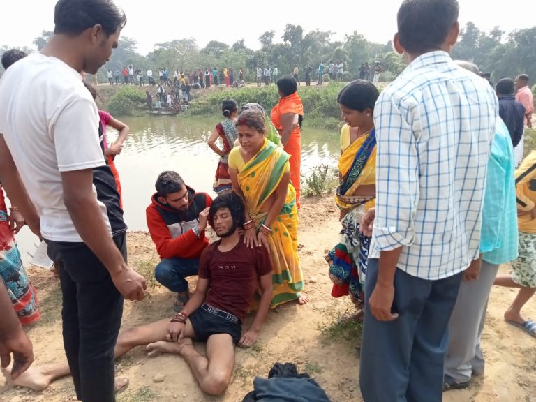 धनबाद : तालाब में नहाने गये बीटेक के छात्र की डूबने से हुई मौत, मौसेरा भाई गंभीर धनबाद : तालाब में नहाने गये बीटेक के छात्र की डूबने से हुई मौत, मौसेरा भाई गंभीर