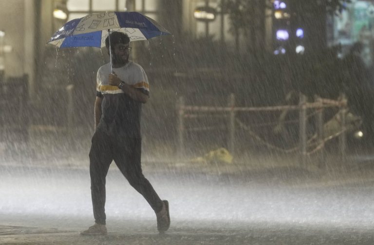Weather Forecast: चक्रवात का असर,  त्योहारों में होगी बारिश! जानिये कैसा रहेगा मौसम
