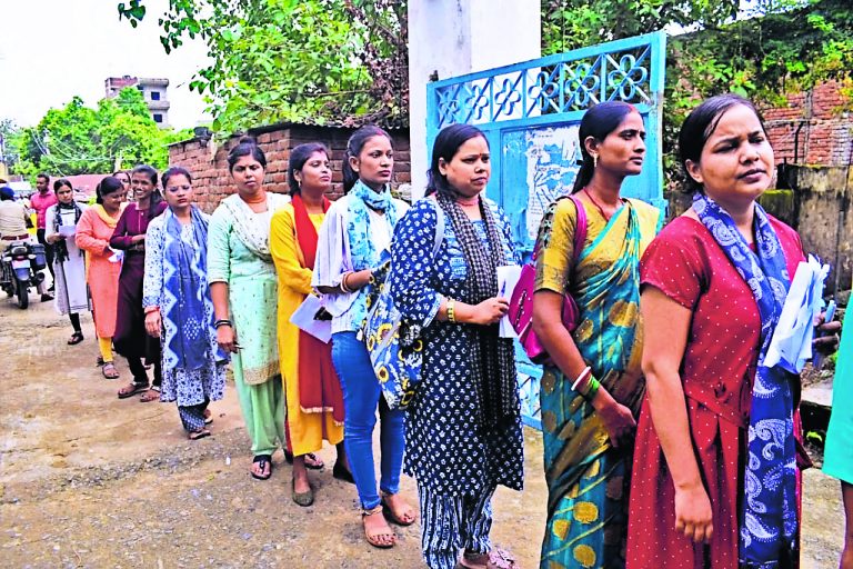 BPSC TRE 2.0 : पहले दिन की परीक्षा के बाद नाराज दिखे अभ्यर्थी, बोले- ऑनर्स लेवल के थे सवाल