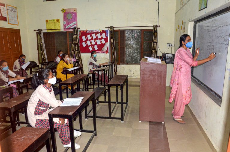 School Reopen: खुल गये स्कूल,पहली से 10वीं तक के बच्चे जाएंगे पढ़ने,UP-झारखंड सरकार ने कही ये बात,दिल्ली में..