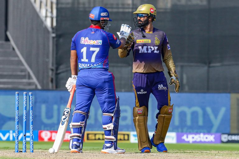 IPL 2021: पंत ने चलाया ऐसा बल्ला कि बाल-बाल बच गये दिनेश कार्तिक, बाद में मांगी माफी, देखें VIDEO